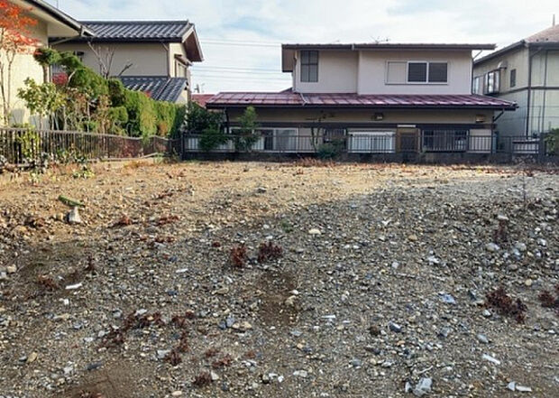 【玄関_2】玄関は、狭すぎると複数人で使いにくく、広すぎても無駄な空間になりがちです。最低2畳を目安にして、家の広さとの兼ね合いや家族の人数を考慮して決めるとよいでしょう。現地を見学して快適な玄関を選びましょう！