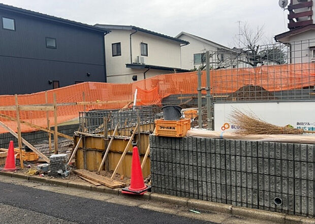 【外観_3】現地に行くなら、物件の周囲の地形がどうなっているかを見ることも大切です。周辺より低くなっている土地では、大雨などで水が集まりやすいため、地盤が弱くなっているということも考えられるため、注意が必要です。