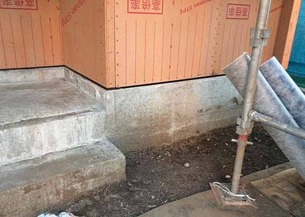 【構造・工法・仕様_2】ベタ基礎とは、柱の位置に関係なく全体に基礎がある事を指し、面積が大きい分建物の重さを全体に分散できます。また、地面からの湿気や害虫を遮断でき、木造住宅で心配されるシロアリ被害を防ぐ効果も期待できます。