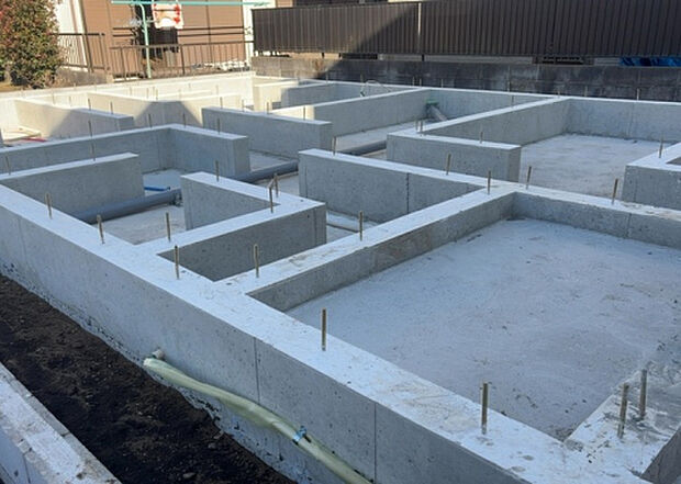 【構造・工法・仕様_2】ベタ基礎とは、柱の位置に関係なく全体に基礎がある事を指し、面積が大きい分建物の重さを全体に分散できます。また、地面からの湿気や害虫を遮断でき、木造住宅で心配されるシロアリ被害を防ぐ効果も期待できます。