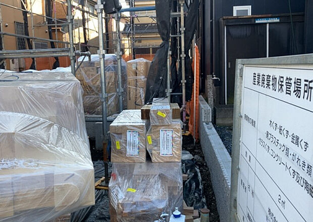 【庭_2】庭のある家に住むことのメリットとして、子どもたちの遊び場を確保できること、ガーデニングや家庭菜園を楽しめること、明るさを確保できることがあります。また、配置を工夫することでプライバシーが確保できます。