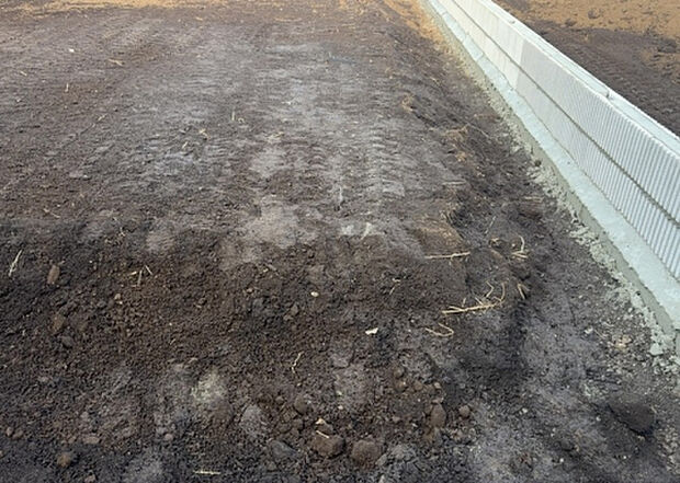 【玄関】玄関は家の顔でもあり、家族以外の目にも止まる場所です。玄関は外との間を仕切る扉、靴などをしまっておく収納スペース、靴脱ぎのたたきスペース、来客とのやり取りをするドアホンなど複数のアイテムからなります。