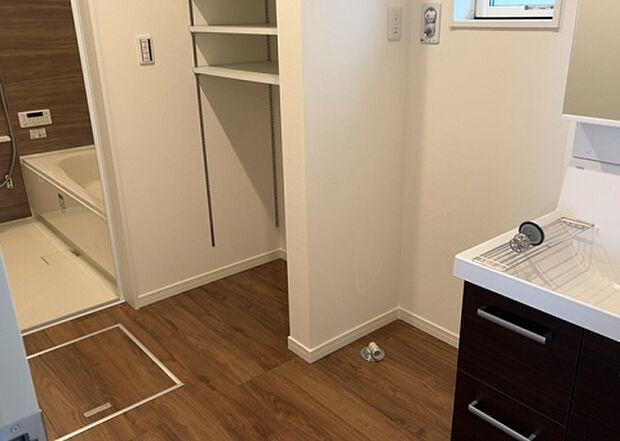 【脱衣場】多くの戸建て住宅で見かける洗面脱衣所は、洗面台と洗濯機が2畳ほどのスペースに並べられていて、洗面所が脱衣所を兼ね備えている間取りが一般的です。お客様が利用することもある、パブリックな空間でもあります。