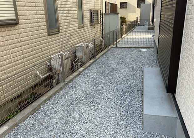 【庭】庭があることでガーデニングや家庭菜園はもちろん、こどもの遊び場やペットを放して遊ぶことができます。また、家の周囲に余裕があるということです。隣地との間があれば、十分な日当たりと、風通しが確保できます。