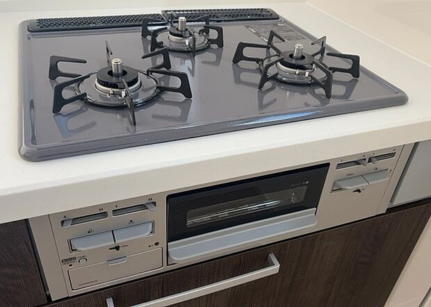 【キッチンコンロ】キッチンコンロは、料理の質を大きく左右する重要な設備です。火力調整のしやすさ、グリル機能の有無、安全装置の充実度など、選ぶポイントがたくさんあります。特に、IHクッキングヒーターは、お手入れのしやすさや安全性が高く、近年人気が高まっています。