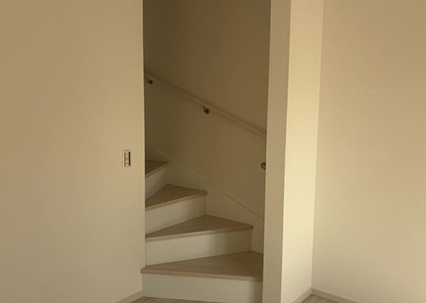 【内装】建物の上下階の通路である階段は、その位置によって動線や室内の印象が大きく左右されます。手摺にも重要な役割があり、転倒の防止・歩行や動作を円滑にして日常生活を支えることを主な目的として設置されています。