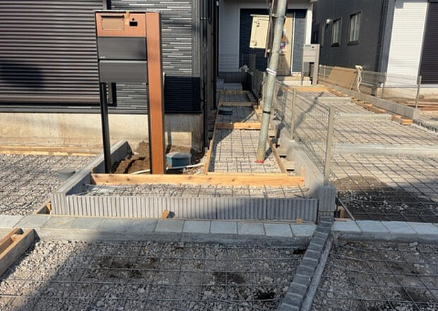 【庭】庭があることでガーデニングや家庭菜園はもちろん、こどもの遊び場やペットを放して遊ぶことができます。また、家の周囲に余裕があるということです。隣地との間があれば、十分な日当たりと、風通しが確保できます。