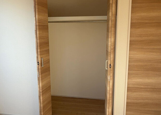 【ウォークインクローゼット】ウォークインクローゼットがあれば、クローゼット内でコーディネートが完成できますし、季節の変わり目に行う衣替えの手間も省けます。また、スーツケースなど大きいものもしまうことができ使い勝手がよいです。