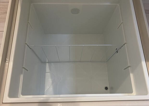 【キッチン床下収納】キッチン床下収納は、調理器具や食器などをスッキリと収納できる便利なスペースです。収納量が多いもの、引き出しがスムーズに開閉するものなど、使い勝手の良いものを選ぶことが大切です。また、湿気がこもりやすい場所なので、通気性の良いものを選ぶこともおすすめです。