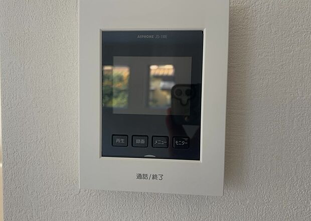 【ＴＶモニター付きインターホン】TVモニター付きインターホンは、来訪者の顔を確認できるだけでなく、音声でやり取りすることもできるため、セキュリティ面で安心できる設備です。モニター画面が大きく見やすいもの、夜間でも来訪者をしっかりと確認できるものなど、機能性を重視したいところです。