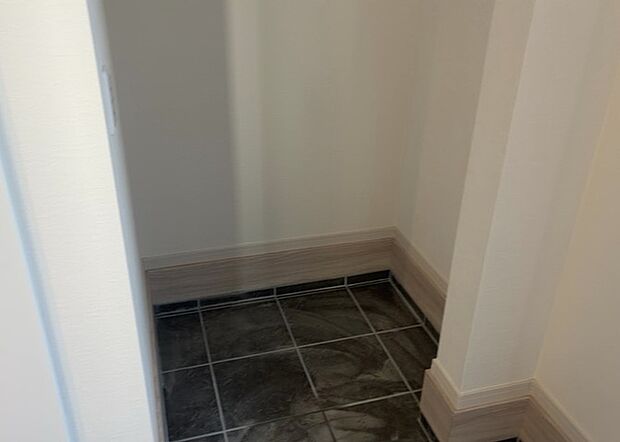 【玄関収納】玄関収納は、靴や傘、コートなどをスッキリと収納できるだけでなく、来客時に見せる顔となるため、家の顔とも言えます。収納量だけでなく、デザイン性も重視したいところです。ミラー付きの収納であれば、外出前の身だしなみチェックにも便利です。