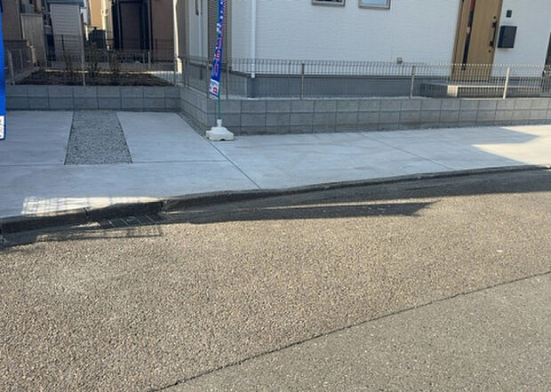 【駐車場】駐車場と明記されていても、最小スペースでつくられた駐車場だと大型車は駐車できなかったり、出入りしにくくなったりする可能性があります。お車のサイズと購入したい物件の駐車場のサイズを現地で確認しましょう。