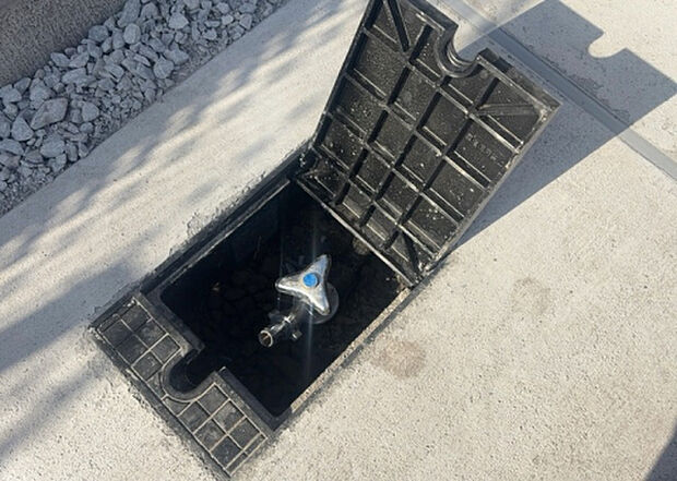 【その他設備】敷地内には、散水栓や立水栓があります。水道水を直接利用できるため、水を運ぶ手間を省くことが出来ます。大量の水を必要とする洗車作業や清掃などに役立ちます。その他設備とあわせて、現地でご確認ください。