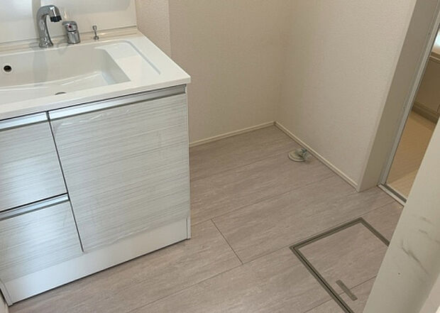 【脱衣場】多くの戸建て住宅で見かける洗面脱衣所は、洗面台と洗濯機が2畳ほどのスペースに並べられていて、洗面所が脱衣所を兼ね備えている間取りが一般的です。お客様が利用することもある、パブリックな空間でもあります。
