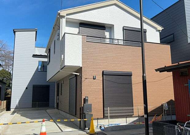 【前面道路含む現地写真_2】お持ちの車種によっては前面道路が広い方が便利でしょう。しかし、前面道路が広ければその分交通量が多くなるため、騒音などが気になる場合があります。実際に現地を見学し、周辺交通量や騒音などを確認しましょう！