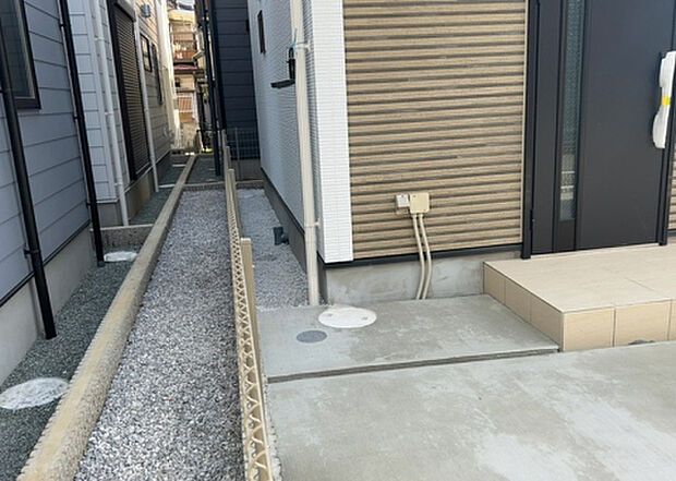 【庭】庭があることでガーデニングや家庭菜園はもちろん、こどもの遊び場やペットを放して遊ぶことができます。また、家の周囲に余裕があるということです。隣地との間があれば、十分な日当たりと、風通しが確保できます。