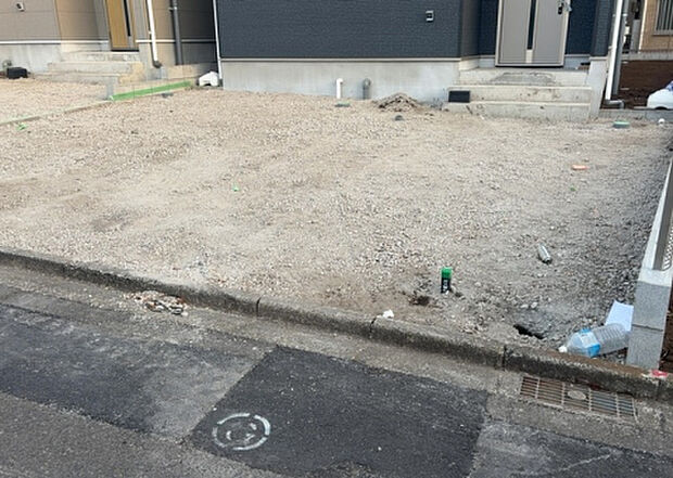 【駐車場】駐車場と明記されていても、最小スペースでつくられた駐車場だと大型車は駐車できなかったり、出入りしにくくなったりする可能性があります。お車のサイズと購入したい物件の駐車場のサイズを現地で確認しましょう。