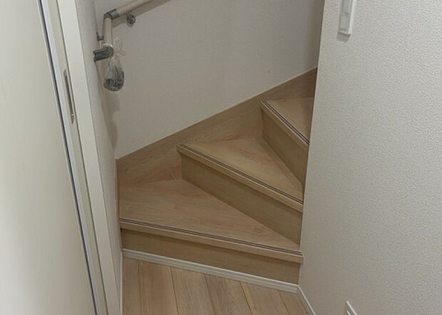 【内装】建物の上下階の通路である階段は、その位置によって動線や室内の印象が大きく左右されます。手摺にも重要な役割があり、転倒の防止・歩行や動作を円滑にして日常生活を支えることを主な目的として設置されています。