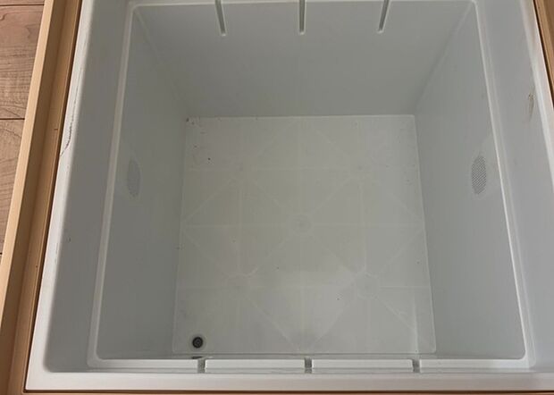 【キッチン床下収納】キッチン床下収納は、調理器具や食器などをスッキリと収納できる便利なスペースです。収納量が多いもの、引き出しがスムーズに開閉するものなど、使い勝手の良いものを選ぶことが大切です。また、湿気がこもりやすい場所なので、通気性の良いものを選ぶこともおすすめです。