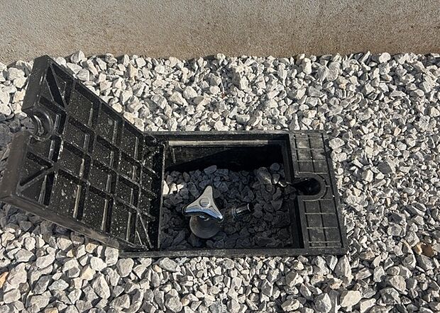 【外水栓】外水栓は、庭の水やりや洗車など、様々な用途に使える便利な設備です。ホースがしっかりと接続できるもの、水圧が安定しているものなど、使い勝手の良いものを選びましょう。また、凍結防止機能が付いているものなら、冬場でも安心して使用できます。