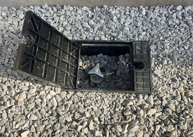 【その他設備】敷地内には、散水栓や立水栓があります。水道水を直接利用できるため、水を運ぶ手間を省くことが出来ます。大量の水を必要とする洗車作業や清掃などに役立ちます。その他設備とあわせて、現地でご確認ください。