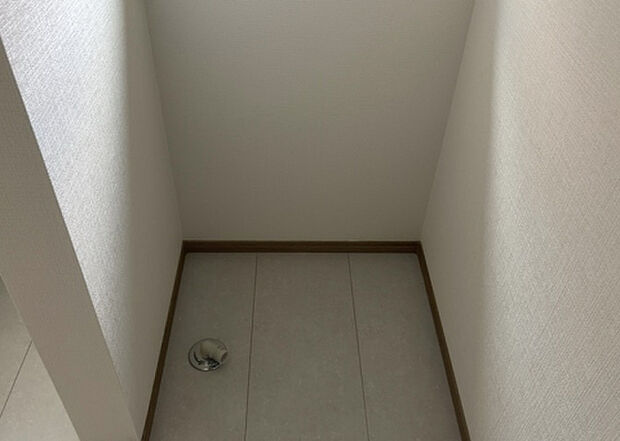 【ランドリースペース】ランドリースペースも気になります。洗濯機置場があり「洗う、干す、取り込む、アイロンがけ、たたむ」など、洗濯に関する家事をするための空間です。広さや収納など付帯設備も含めて、詳細は現地でご確認ください。