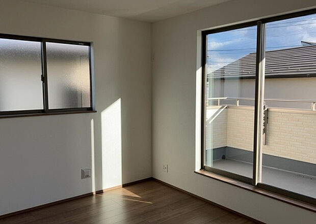 【洋室】洋室のメリットは重い家具が置きやすく、身の回りが整理しやすいことです。 床がフローリングのため畳とは異なり凹みにくいです。 クローゼットなど収納が豊富で、普段使わない旅行カバンや服の整頓も簡単にです。