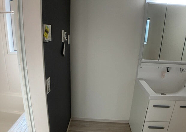 【ランドリースペース】ランドリースペースも気になります。洗濯機置場があり「洗う、干す、取り込む、アイロンがけ、たたむ」など、洗濯に関する家事をするための空間です。広さや収納など付帯設備も含めて、詳細は現地でご確認ください。