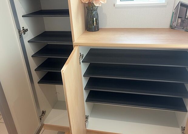 【玄関収納】玄関収納は、靴や傘、コートなどをスッキリと収納できるだけでなく、来客時に見せる顔となるため、家の顔とも言えます。収納量だけでなく、デザイン性も重視したいところです。ミラー付きの収納であれば、外出前の身だしなみチェックにも便利です。