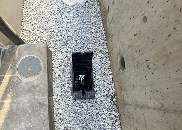 【その他設備】敷地内には、散水栓や立水栓があります。水道水を直接利用できるため、水を運ぶ手間を省くことが出来ます。大量の水を必要とする洗車作業や清掃などに役立ちます。その他設備とあわせて、現地でご確認ください。