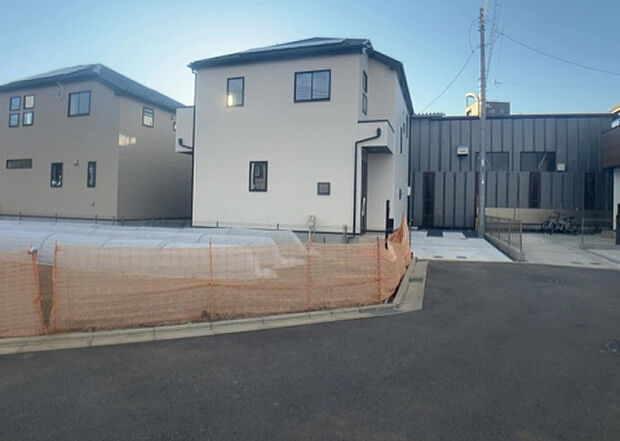 【前面道路含む現地写真_2】お持ちの車種によっては前面道路が広い方が便利でしょう。しかし、前面道路が広ければその分交通量が多くなるため、騒音などが気になる場合があります。実際に現地を見学し、周辺交通量や騒音などを確認しましょう！