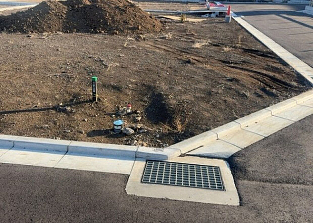 【玄関_2】玄関は、狭すぎると複数人で使いにくく、広すぎても無駄な空間になりがちです。最低2畳を目安にして、家の広さとの兼ね合いや家族の人数を考慮して決めるとよいでしょう。現地を見学して快適な玄関を選びましょう！