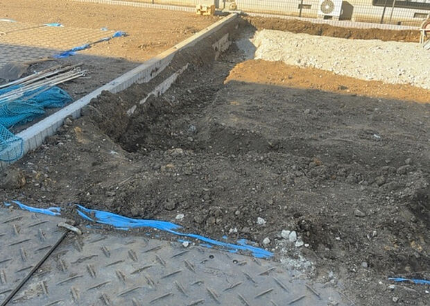 【玄関】玄関は家の顔でもあり、家族以外の目にも止まる場所です。玄関は外との間を仕切る扉、靴などをしまっておく収納スペース、靴脱ぎのたたきスペース、来客とのやり取りをするドアホンなど複数のアイテムからなります。