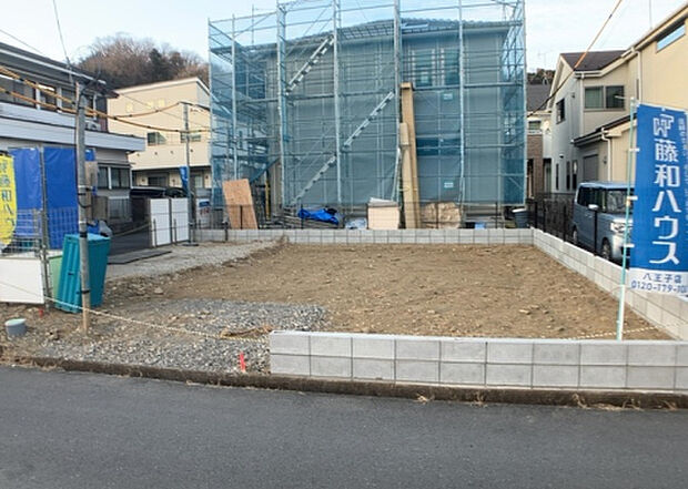 【外観_3】現地に行くなら、物件の周囲の地形がどうなっているかを見ることも大切です。周辺より低くなっている土地では、大雨などで水が集まりやすいため、地盤が弱くなっているということも考えられるため、注意が必要です。