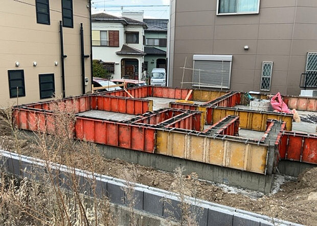 【構造・工法・仕様_2】ベタ基礎とは、柱の位置に関係なく全体に基礎がある事を指し、面積が大きい分建物の重さを全体に分散できます。また、地面からの湿気や害虫を遮断でき、木造住宅で心配されるシロアリ被害を防ぐ効果も期待できます。