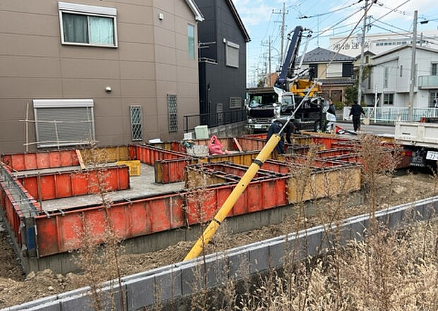 【駐車場_2】駐車場と明記されていても、最小スペースでつくられた駐車場だと大型車は駐車できなかったり、出入りしにくくなったりする可能性があります。お車のサイズと購入したい物件の駐車場のサイズを現地で確認しましょう。
