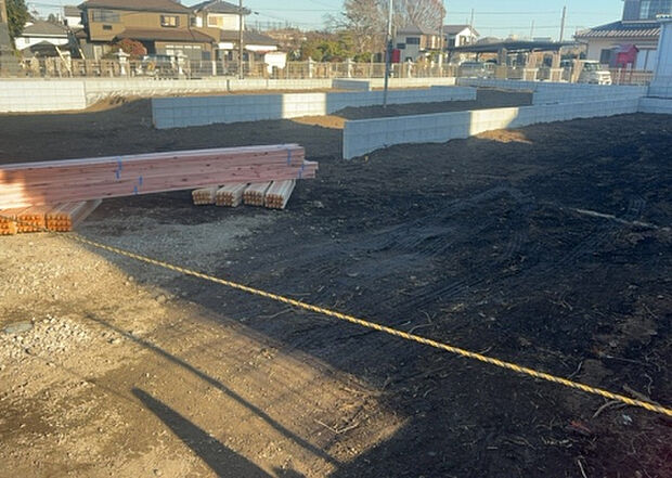 【庭_2】庭のある家に住むことのメリットとして、子どもたちの遊び場を確保できること、ガーデニングや家庭菜園を楽しめること、明るさを確保できることがあります。また、配置を工夫することでプライバシーが確保できます。