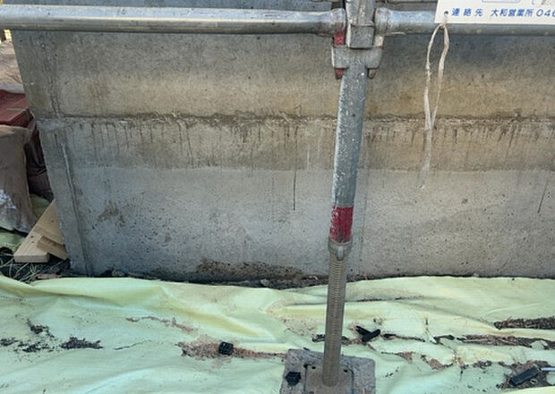 【構造・工法・仕様_2】ベタ基礎とは、柱の位置に関係なく全体に基礎がある事を指し、面積が大きい分建物の重さを全体に分散できます。また、地面からの湿気や害虫を遮断でき、木造住宅で心配されるシロアリ被害を防ぐ効果も期待できます。