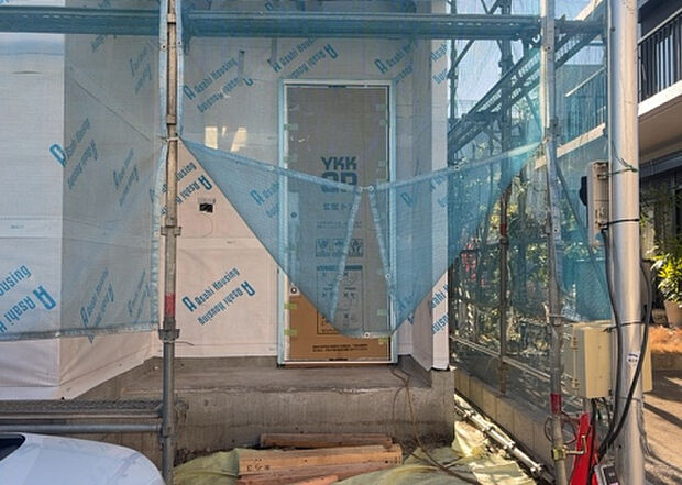 【玄関】玄関は家の顔でもあり、家族以外の目にも止まる場所です。玄関は外との間を仕切る扉、靴などをしまっておく収納スペース、靴脱ぎのたたきスペース、来客とのやり取りをするドアホンなど複数のアイテムからなります。