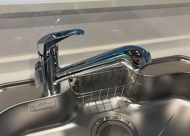【キッチン水栓】キッチン水栓は、毎日必ず使うものだからこそ、使いやすさが重要です。シャワーヘッドの切り替えがスムーズか、吐水量が調節できるか、水しぶきが飛び散りにくい構造か、浄水機能が付いているかなど、日々の家事を快適にするための機能が数多くあります。また、デザインも多種多様なので、キッチン全体の雰囲気に合わせたものを選ぶことができます。