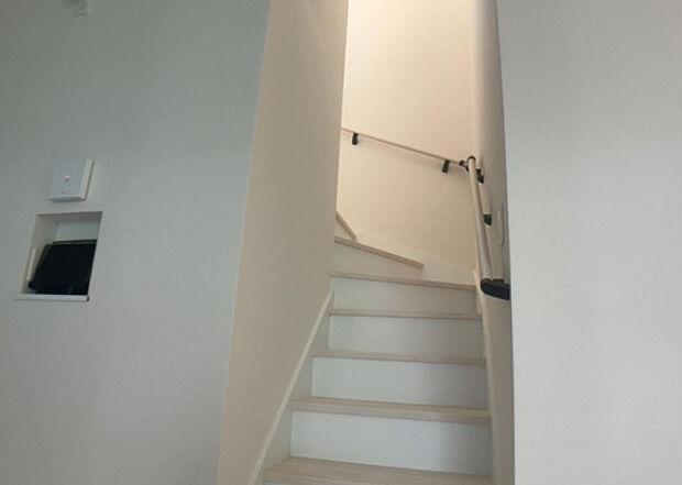 【内装】建物の上下階の通路である階段は、その位置によって動線や室内の印象が大きく左右されます。手摺にも重要な役割があり、転倒の防止・歩行や動作を円滑にして日常生活を支えることを主な目的として設置されています。