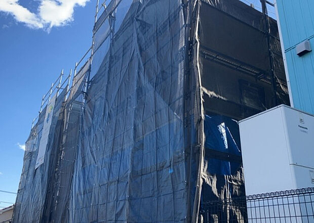 【外観_3】現地に行くなら、物件の周囲の地形がどうなっているかを見ることも大切です。周辺より低くなっている土地では、大雨などで水が集まりやすいため、地盤が弱くなっているということも考えられるため、注意が必要です。