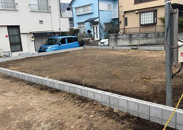 【構造・工法・仕様_2】ベタ基礎とは、柱の位置に関係なく全体に基礎がある事を指し、面積が大きい分建物の重さを全体に分散できます。また、地面からの湿気や害虫を遮断でき、木造住宅で心配されるシロアリ被害を防ぐ効果も期待できます。