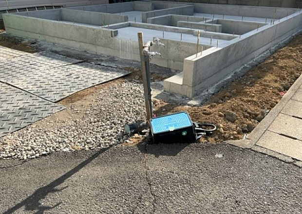 【その他設備】敷地内には、散水栓や立水栓があります。水道水を直接利用できるため、水を運ぶ手間を省くことが出来ます。大量の水を必要とする洗車作業や清掃などに役立ちます。その他設備とあわせて、現地でご確認ください。