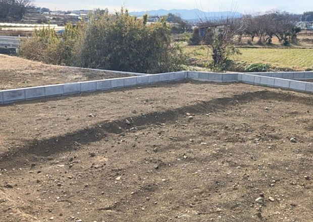 【庭_2】庭のある家に住むことのメリットとして、子どもたちの遊び場を確保できること、ガーデニングや家庭菜園を楽しめること、明るさを確保できることがあります。また、配置を工夫することでプライバシーが確保できます。