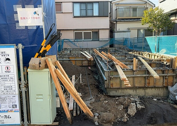 【外観_3】現地に行くなら、物件の周囲の地形がどうなっているかを見ることも大切です。周辺より低くなっている土地では、大雨などで水が集まりやすいため、地盤が弱くなっているということも考えられるため、注意が必要です。