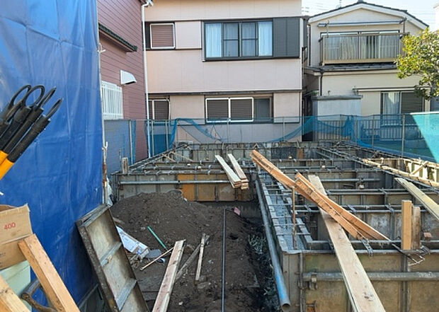 【玄関】玄関は家の顔でもあり、家族以外の目にも止まる場所です。玄関は外との間を仕切る扉、靴などをしまっておく収納スペース、靴脱ぎのたたきスペース、来客とのやり取りをするドアホンなど複数のアイテムからなります。