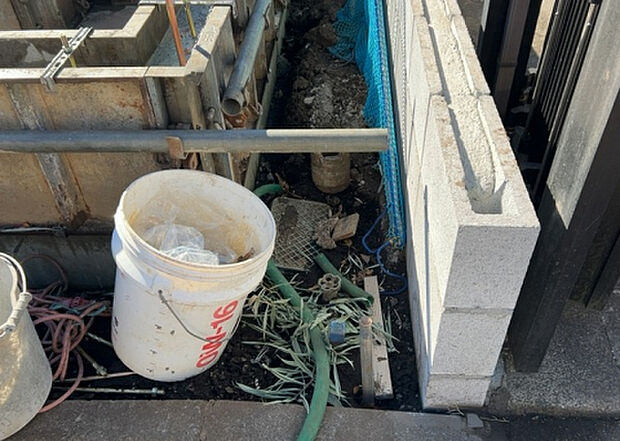 【その他設備】敷地内には、散水栓や立水栓があります。水道水を直接利用できるため、水を運ぶ手間を省くことが出来ます。大量の水を必要とする洗車作業や清掃などに役立ちます。その他設備とあわせて、現地でご確認ください。