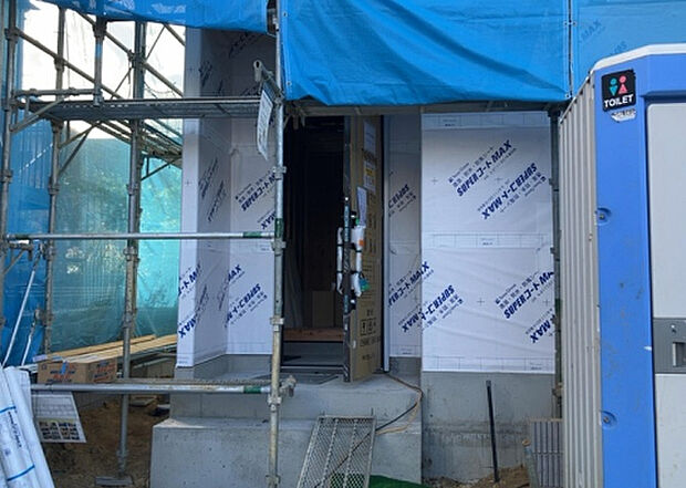 【玄関_2】玄関は、狭すぎると複数人で使いにくく、広すぎても無駄な空間になりがちです。最低2畳を目安にして、家の広さとの兼ね合いや家族の人数を考慮して決めるとよいでしょう。現地を見学して快適な玄関を選びましょう！