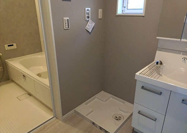 【ランドリースペース】ランドリースペースも気になります。洗濯機置場があり「洗う、干す、取り込む、アイロンがけ、たたむ」など、洗濯に関する家事をするための空間です。広さや収納など付帯設備も含めて、詳細は現地でご確認ください。